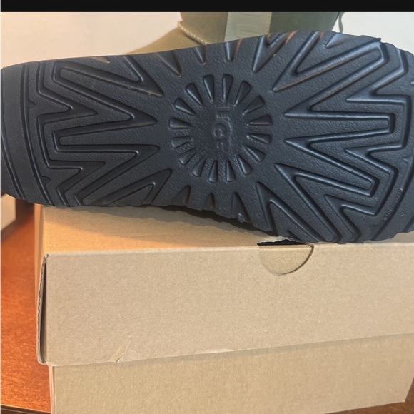 Ugg Classic Short Logo Boot - Picture 3 of 4